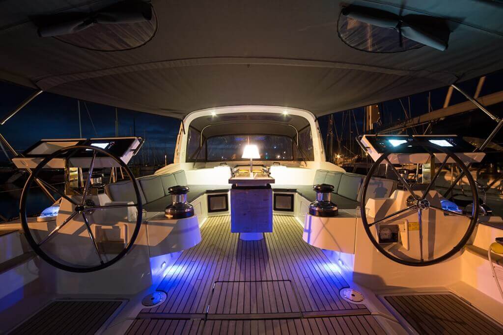 kormidlá jachty Oceanis 55 v noci