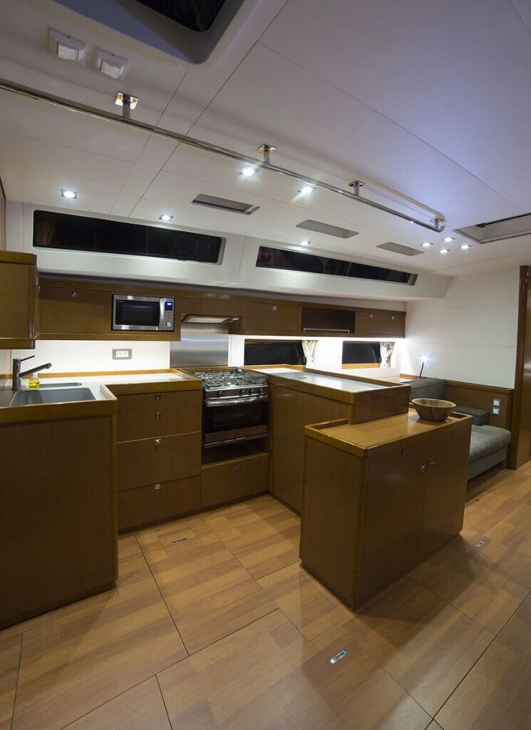 luxusný interiér jachty Oceanis 55