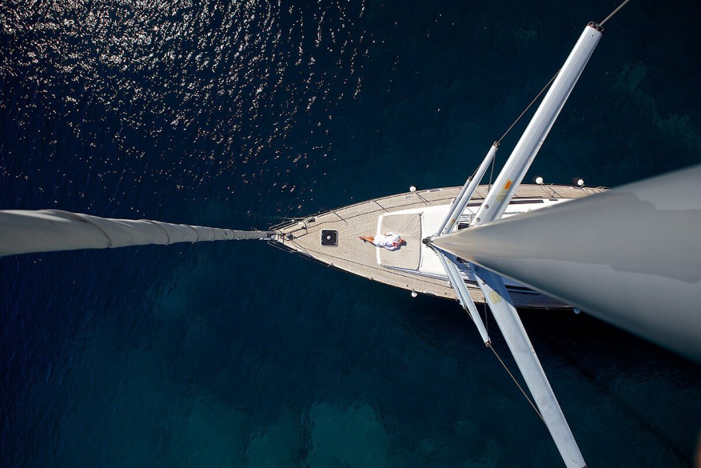 pohľad dole na muža z hlavného sťažňa plachetnice Axiera Beneteau Oceanis 58